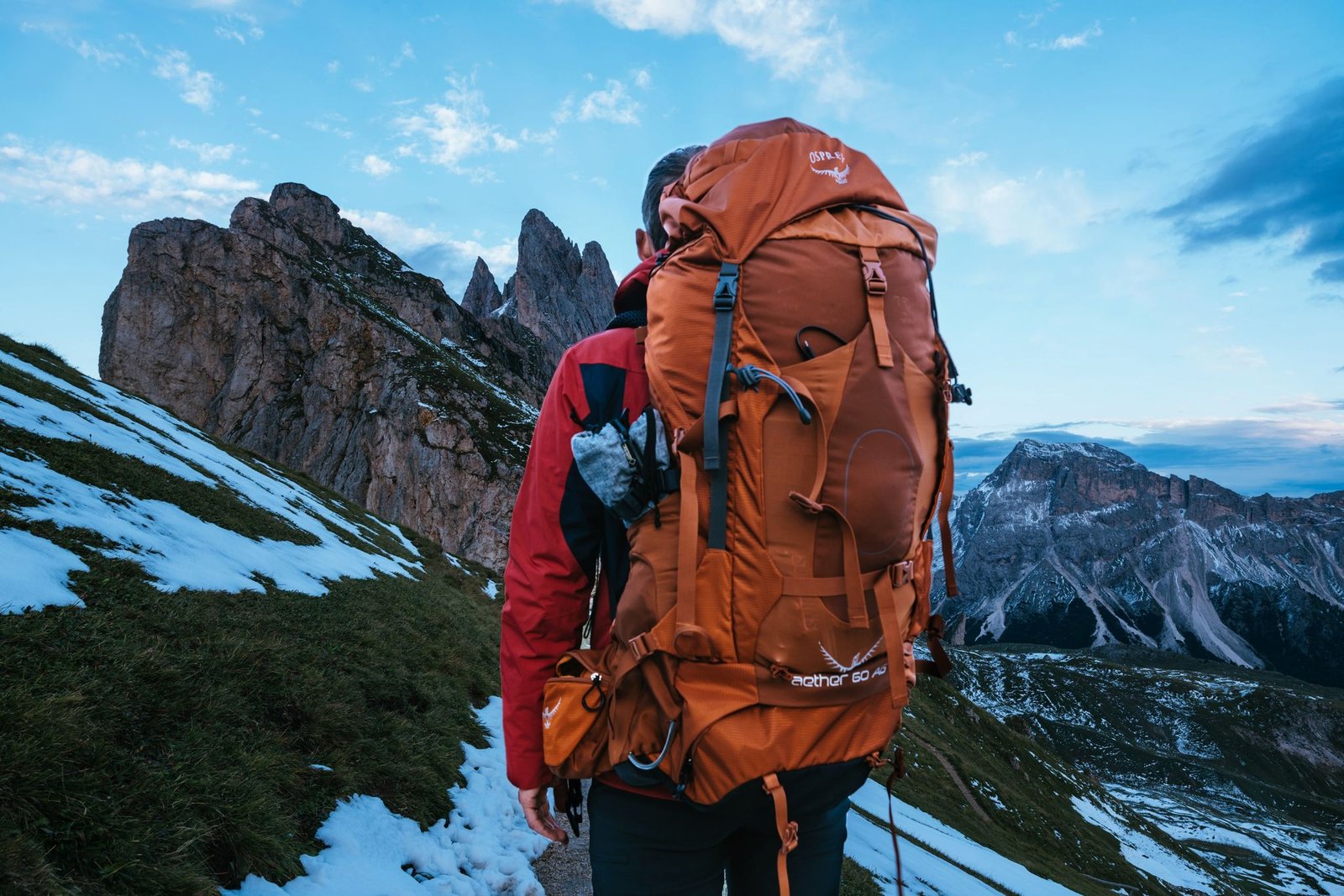 Backpacking перевод. Рюкзак для похода. Рюкзак для похода в горы. Рюкзак путешественника. Походный рюкзак в горах.